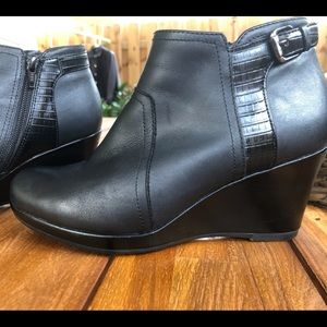 Clark’s bootie wedge ankle 8.5 leather black